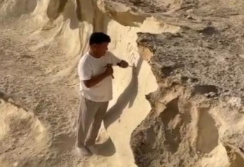 Маңғыстауда жартасқа атын ойып жазған азаматтың мәдениет саласының басшысы екенін Ақтөбедегі құзырлы орын растады