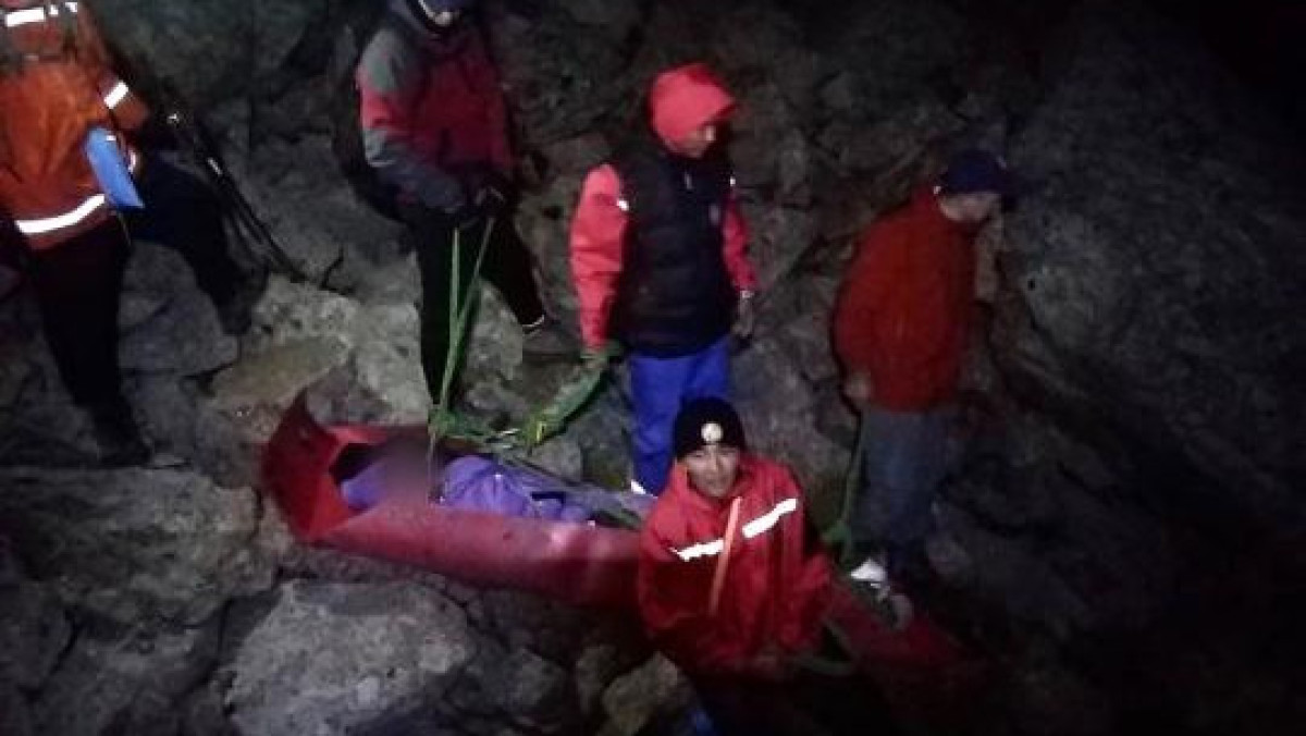 Травмированного туриста спустили с горы спасатели