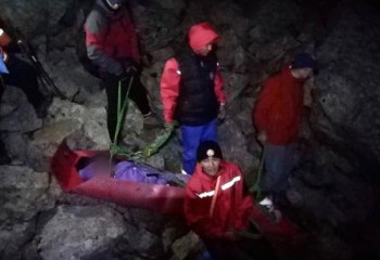 Травмированного туриста спустили с горы спасатели