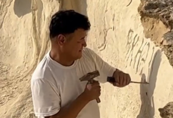 Мәдениет үйінің директоры Маңғыстаудағы тауға атын ойып жазған