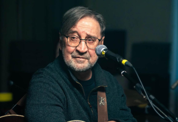 Юрий Шевчук қазақ тілінде ән шырқады