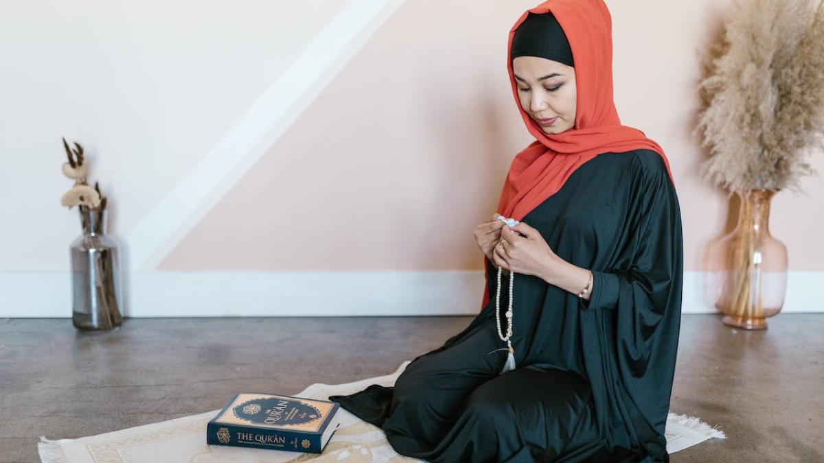 Франция вводит запрет на ношение мусульманского платья абайя в учебных заведениях