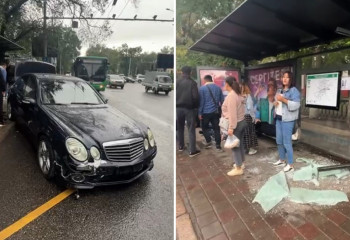 Мерседес влетел в автобусную остановку в Алматы: пострадали 7 человек