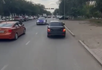 Ақтөбеде үйлену тойының кортежі жол қозғалысы ережелерін бұзды