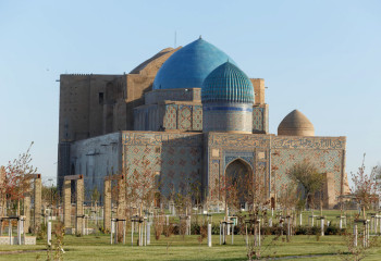 Қожа Ахмет Яссауи кесенесіне жерленген аналар