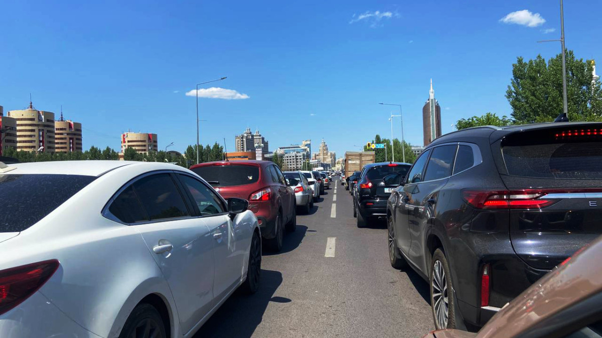 Ввоз праворульных легковых авто в Казахстан предлагают запретить на полгода
