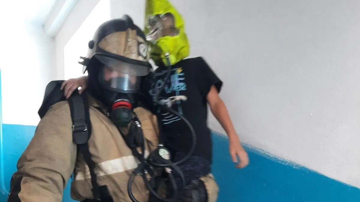 Пожарные эвакуировали 20 человек из-за задымления в многоэтажке в Семее