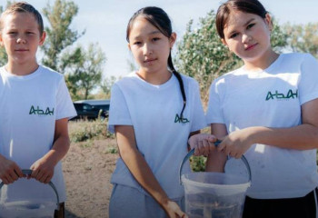 В области Абай провели процесс зарыбления Иртыша осетром