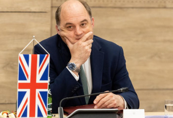 Украина билігімен сөзге келіп қалған Ұлыбритания қорғаныс министрі қызметінен кетті