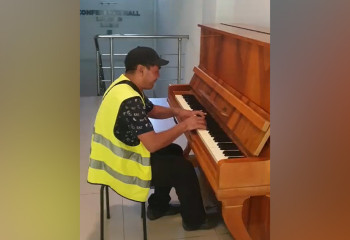 Сотрудник коммунальных служб удивил соцсети