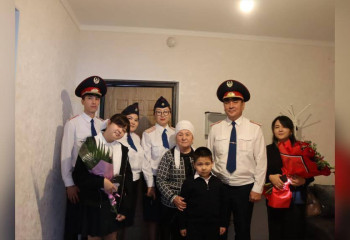Қарағандыда полицейлер қайтыс болған әріптесінің ұлын мектепке алып барды