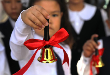 В День Знаний в Алматы более 300 тысяч школьников сели за парты