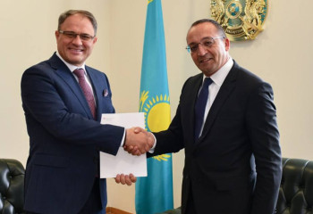 Newly appointed Ambassadors of Switzerland and Lithuania present copies of credentials