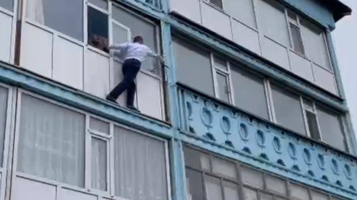 Полицейский, забравшийся в окно третьего этажа для спасения пенсионерки, восхитил жителей Атбасара