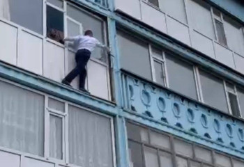 Полицейский, забравшийся в окно третьего этажа для спасения пенсионерки, восхитил жителей Атбасара