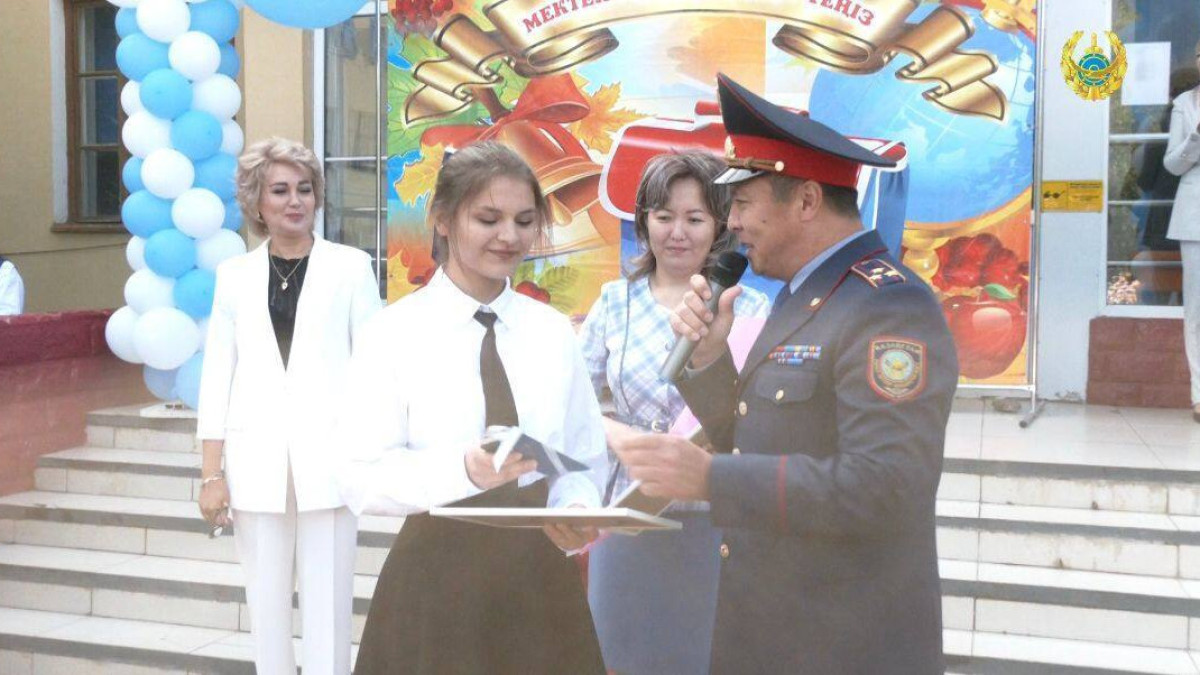 Задержавших грабителя школьников поблагодарил главный актюбинский полицейский