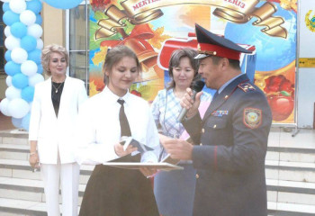 Задержавших грабителя школьников поблагодарил главный актюбинский полицейский