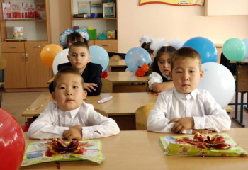 Три пары близнецов стали первоклассниками одной школы