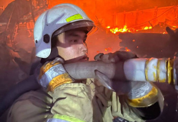 Крупный пожар в бане едва не перекинулся на соседние дома