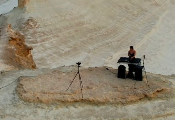 Танымал DJ Маңғыстаудағы Бозжыра шатқалында жаңа бейнежазба түсірді