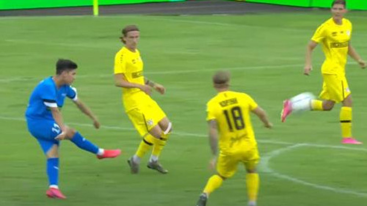 18-летний казахстанский футболист забил сумасшедший гол в европейском чемпионате