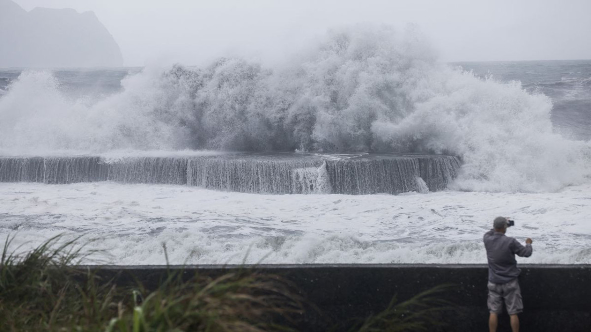 As Typhoon Haikui barrels into Taiwan, thousands are evacuated