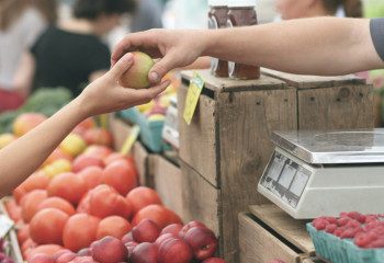 Жители Казахстана платят больше за еду, в ущерб другим потребностям - аналитики