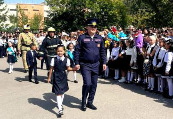 Алматыда өрт сөндірушілер мектертерді арнайы техникамен барды
