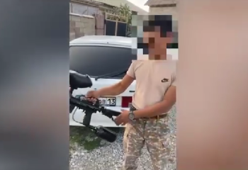 Түркістан облысында қолына қару ұстаған жігіт қызу талқыға түсті