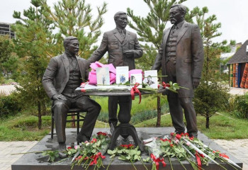 Астанада «Алаш қайраткерлері» ескерткішіне гүл шоқтарын қою рәсімі өтті