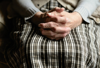 Зейнеткер жерлеу рәсіміне жинаған қаржысын алаяқтарға беріп қойды