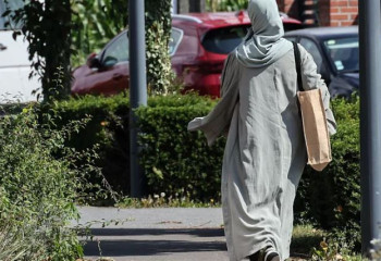 Франция: сотни школьниц пришли на занятия в абайе — несмотря на запрет