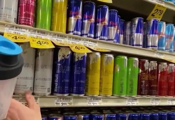 В Алматы подростка госпитализировали после энергетических напитков и фастфуда