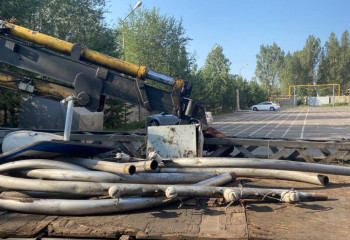 Двое мужчин в Алматы спиливали фонарные столбы по ночам