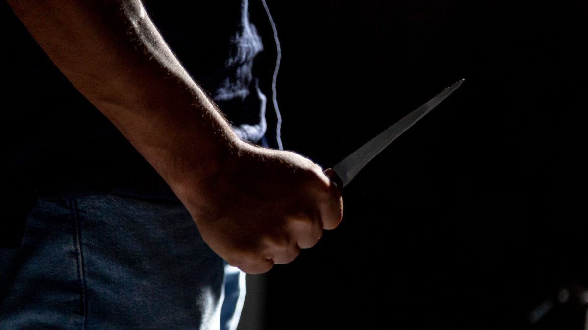 Мужчина напал с ножом на участкового в Шымкенте