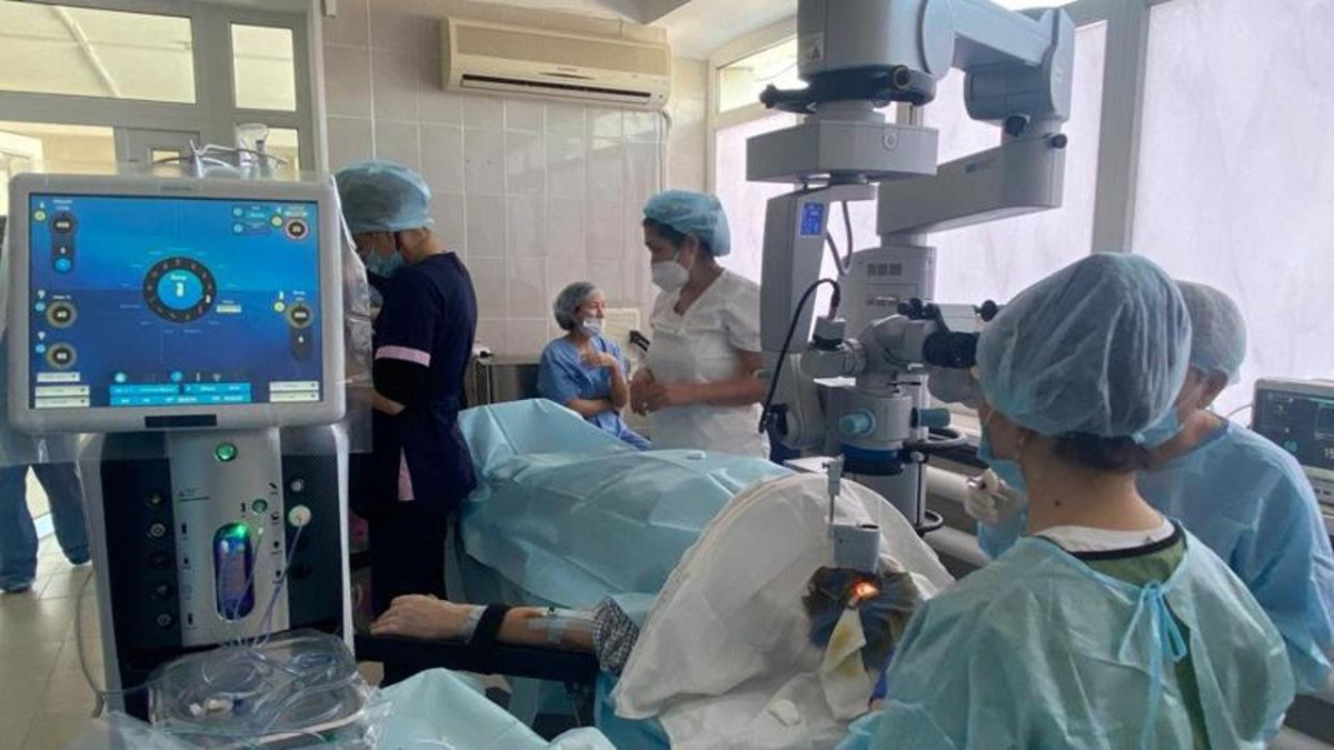 Труба отлетела в глаз алматинцу, врачи за 1,5 часа сотворили чудо и вернули ему зрение
