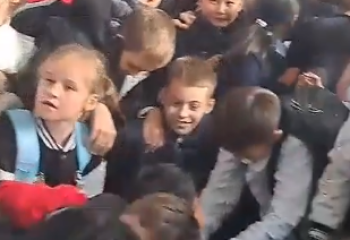 Көкшетау мектебінде бір топ оқушы қысылып, тапталып қалды