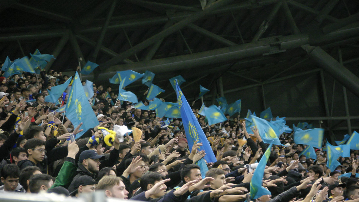 Перепродажа билетов на футбол и продажа бесплатных флагов Казахстана - астанчанка высказалась о моральном разложении общества