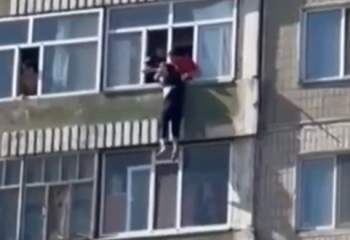 Астанада полицейлер көпқабатты үйден секірмек ер адамды құтқарды