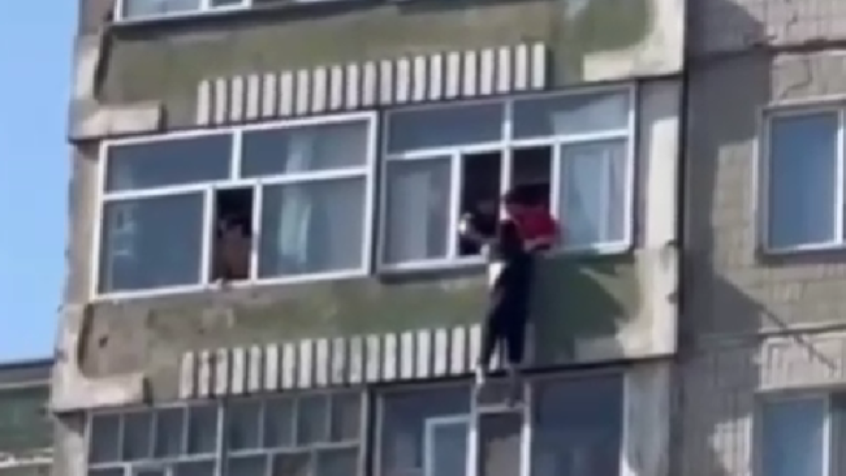 Астанада полицейлер көпқабатты үйден секірмек болған ер адамды құтқарып қалды