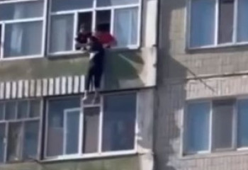 Мужчина пытался выпрыгнуть из окна восьмого этажа в Астане: видео