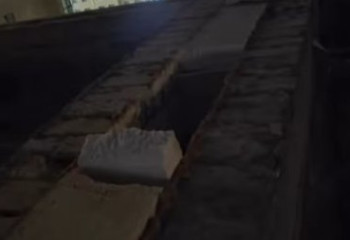 Подросток сорвался с крыши и провалился между двумя многоэтажками