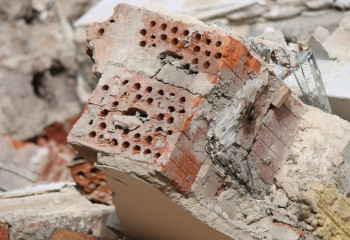 Отец убитой в Туркестанской области 5-летней девочки требует снести дом осуждённого педофила