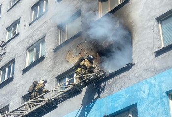 15 человек спасли при пожаре в многоэтажке в Усть-Каменогорске