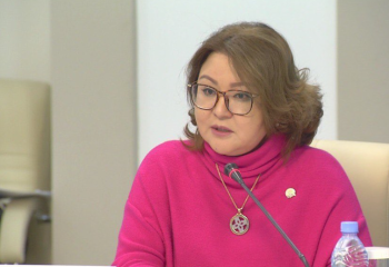 Танымал жазушының қызы Қаракөз Сүлейменова орыс әдебиетін алып тастауға қарсы шықты