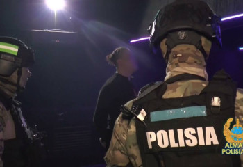 Полицейский спецназ ворвался в ночной клуб в Алматы – видео