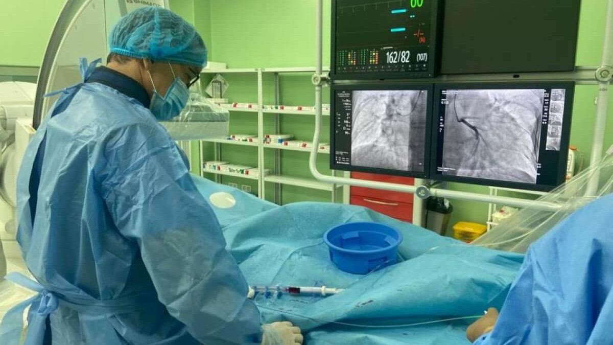 В Алматы хирурги за считанные минуты предотвратили обширный инфаркт у пациентки