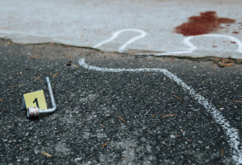 Тело мужчины нашли в подъезде многоэтажки в Шымкенте