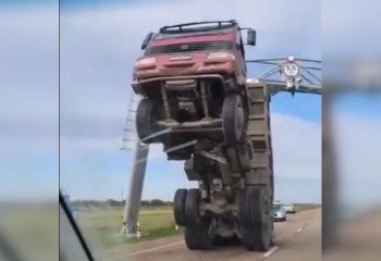 Қостанай облысында жүк көлігінің жүргізушісі жол тірегіне зақым келтірді