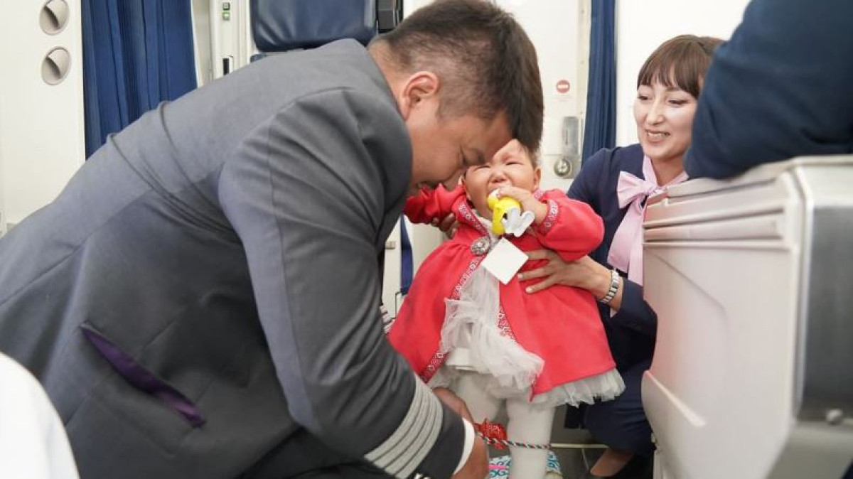 Обряд "Тұсау кесер" впервые провели в самолёте в Казахстане